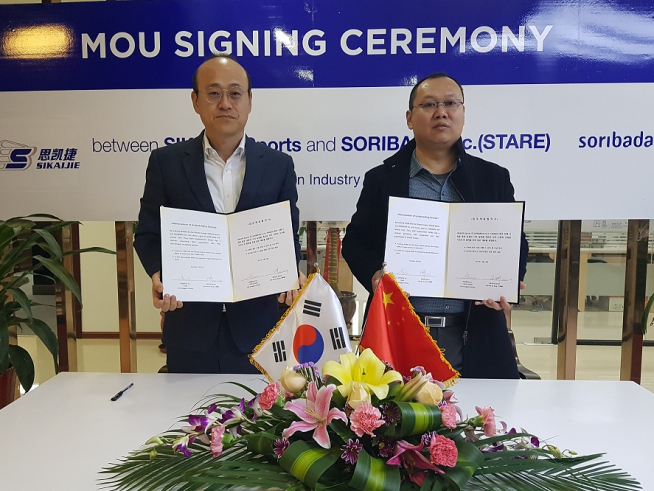 ▲소리바다가 중국 SIKAJIE SPORT와 스테어 브랜드 중국 진출 관련 업무 협약식을 진행하고 있다. 좌: 소리바다 황종근 전무 우: SIKAJIE SPORT 마더펑(Ma de feng) 회장)(소리바다)