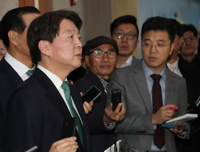 ▲국민의당 안철수 대표가 20일 오전 국회 정론관에서 바른정당과의 합당안 긴급기자회견을 마치고 취재진의 질문에 답변하고 있다. 2017.12.20(연합뉴스)