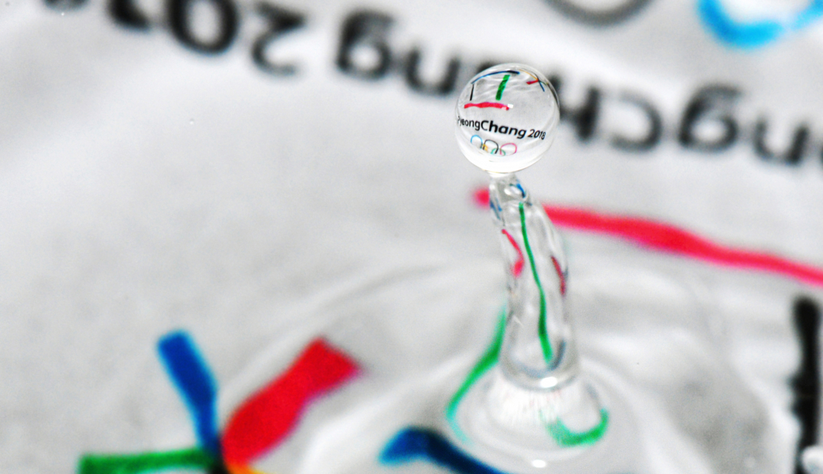 ▲평창동계올림픽 개막이 77일 앞으로 다가왔다.수면으로 떨어진 물방울이 평창동계올림픽 공식 엠블럼을 오롯이 품고 힘차게 솟아오르고 있다.지구상 유일한 분단국가인 우리나라에서도 유일한 분단 도(道)인 강원도에서 열리는 올림픽.2018년 2월, 드디어 분단의 아픔이 남아있는 땅에서 평화의 메시지가 시작된다.세계 평화를 위한 올림픽 정신이 대한민국에서 세계로 세차게 전해질 것이다. 최유진 기자 strongman55@