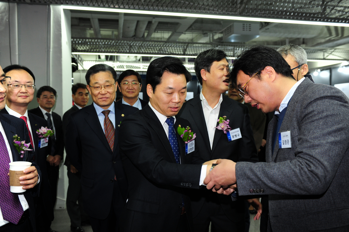 ▲20일 서울 역삼동에서 개최된 팁스 그랜드 컨벤션 행사에서 우수제품 시연을 하고 있다.사진 왼쪽 두번째부터 최수규 중소벤처기업부 차관, 김병관 더불어민주당 국회의원, 장병규 4차 산업혁명위원회 위원장(사진제공=중기부)