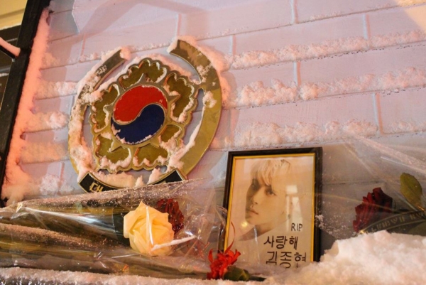 ▲한국 대사관에 마련된 故 종현의 추모 장소(사진=외교부 공식 SNS)