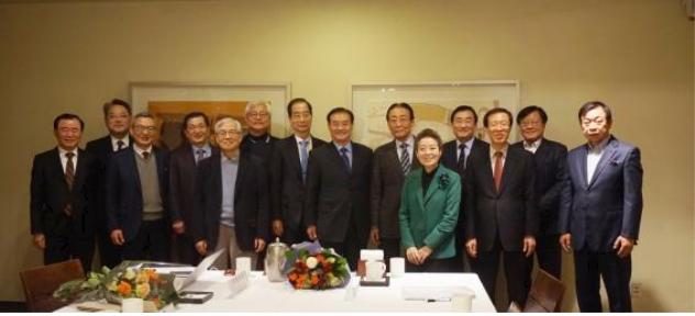 ▲(좌측부터) 박광식 현대자동차 부사장, 길정우 이투데이 총괄대표, 김기호 서울대학교 환경대학원 교수, 박봉수 前 기술신용보증기금 이사장, 박영필 연세대학교 명예특임교수, 이태식 한양대학교 건설환경공학과 교수, 한덕수 기후변화센터 전임 이사장(前 국무총리), 강창희 기후변화센터 신임 이사장(前 국회의장), 고건 아시아녹화기구 운영위원장(前 국무총리), 유영숙 한국과학기술연구원 책임연구원(前 환경부 장관), 변보경 코엑스 대표이사 사장, 이석연 법무법인 서울 대표변호사, 박찬종 국제배출권거래협회 이사, 김태영 前 필립스전자 대표이사 총괄사장.(사진=기후변화센터 )