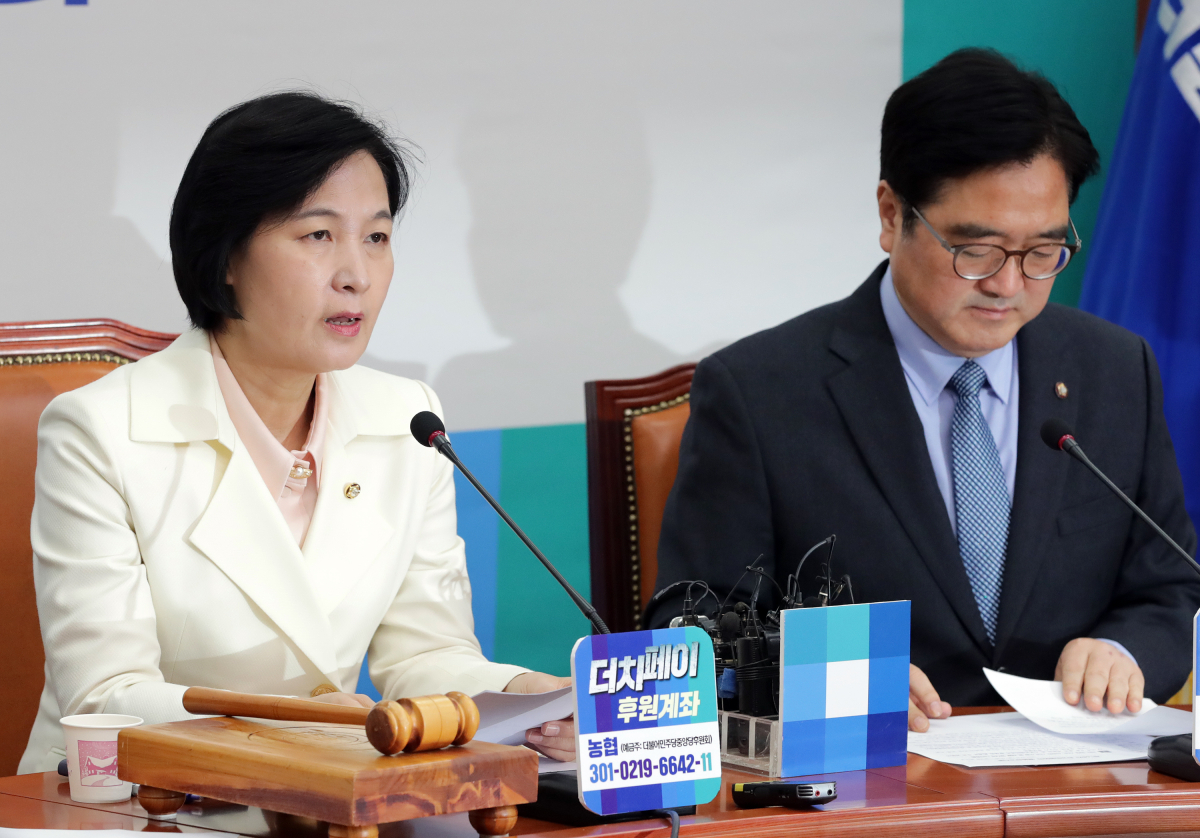 ▲더불어민주당 추미애 대표가 22일 오전 국회에서 열린 최고위원회의에서 발언하고 있다. 오른쪽은 우원식 원내대표. (연합뉴스)