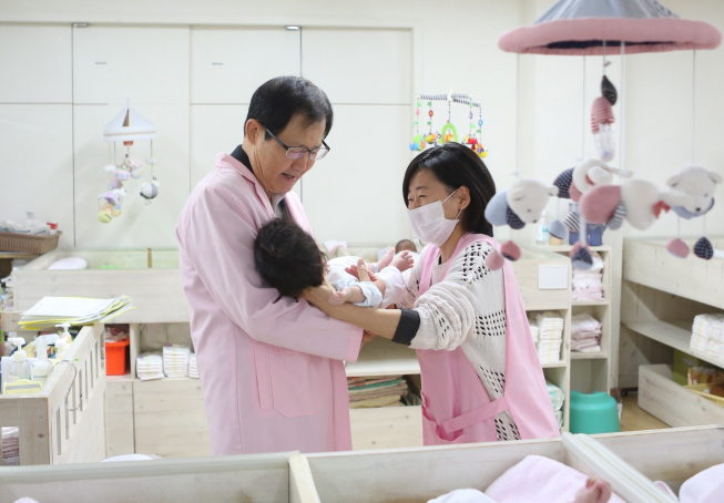 ▲박찬구 금호석유화학그룹 회장이 시설 내 유아를 돌보고 있다.(사진제공=금호석유화학)