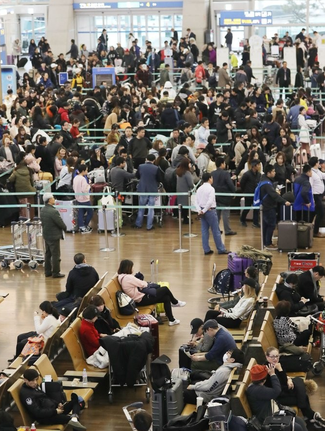 ▲전날 짙은 안개로 인천공항 항공편이 무더기 차질을 빗은데 이어 지연됐던 항공기부터 순차적으로 이착륙하는 과정에서 항공편 지연이 계속된 24일 오전 인천국제공항 출국장 탑승수속 카운터 앞이 수속을 기다리는 여행객들로 붐비고 있다.(사진 = 연합뉴스)