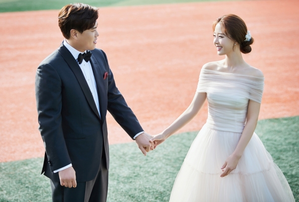 ▲야구선수 류현진(왼쪽)과 스포츠아나운서 배지현(사진=아이웨딩)