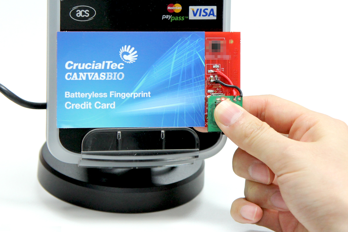 ▲크루셜텍이 캔버스바이오와 공동 개발한 배터리가 필요 없는 지문인식 스마트카드 모습.(사진=크루셜텍)
