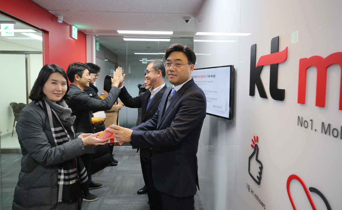 ▲KT그룹의 모바일 마케팅 전문 기업 KT 엠하우스(대표 조훈, 사진 우측 첫 번째) 임원들이26일, 신규 사옥으로 첫 출근하는 직원들을 맞이하고 있다.(KT 엠하우스)