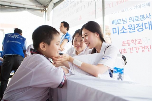 ▲효성 미소원정대가 베트남 사업장 인근 초등학교를 방문해 어린이들의 기초건강검진, 안과검진, 치과예방활동을 실시하고 있다. (사진제공=효성)