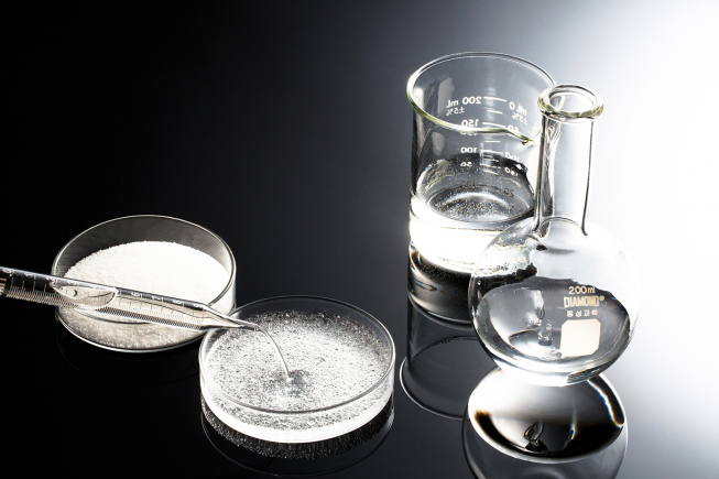 ▲SAP&아크릴산(사진제공=LG화학)