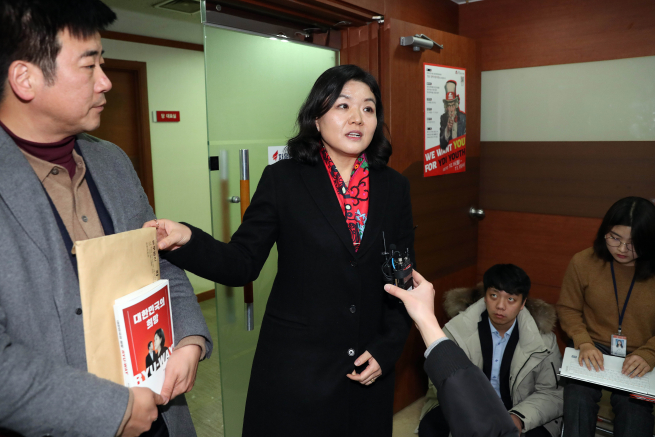 ▲ 26일 오후 서울 여의도 자유한국당 당사에서 류여해 최고위원이 당 윤리위에서 제명 징계를 받은 후 기자들에게 입장을 밝히고 있다. 앞서 정주택 윤리위원장은 윤리위 회의 직후 기자들과 만나 "류 최고위원이 지금까지 해 온 돌출 행동이나 허위사실 유포로 인한 해당 행위가 심각하다"며 제명을 결정했다고 밝혔다. 2017.12.26(연합뉴스)