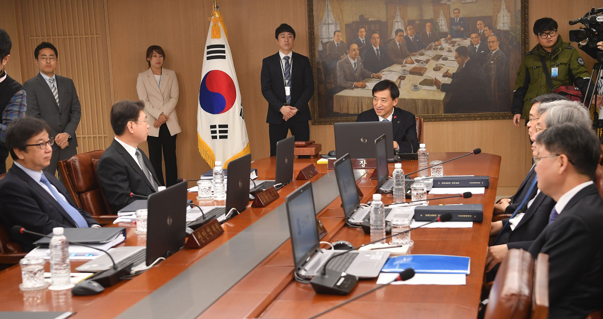 ▲이주열 한국은행 총재가 지난달 30일 오전 서울 중구 한국은행에서 열린 금융통화위원회에서 시작에 앞서 위원들과 대화하고 있다. 이동근 기자 foto@