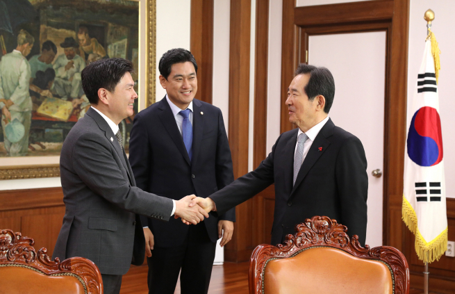 ▲정세균 국회의장이 27일 오전 국회 의장실에서 바른정당 지상욱 정책위의장과 악수하고 있다. 왼쪽부터 지상욱 정책위의장, 오신환 원내대표, 정세균 국회의장. 2017.12.27 (바른정당 제공 )