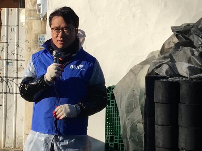 ▲bhc 박현종 회장이 27일 오전 서울 노원구 상계동에서 bhc 전 직원과 함께 연탄 봉사에 참석했다. bhc는 나눔·상생 경영 활동인 BSR을 통해 나눔 문화 확산에 앞장서고 있다.(사진=bhc치킨)