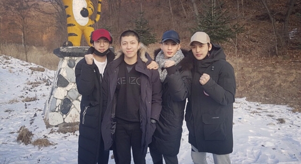 ▲훈련소에 입소한 그룹 유키스 수현(왼쪽에서 두 번째)(사진=NHemg)