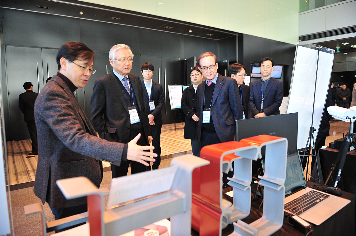 ▲한찬건 포스코건설 사장(왼쪽 두번째)과 임직원들이 27일 열린  ‘2017년 기술협력사 고객의 날’ 행사에서 스마트 기술이 적용된 제품을 관람하고 있는 모습(사진=포스코건설)