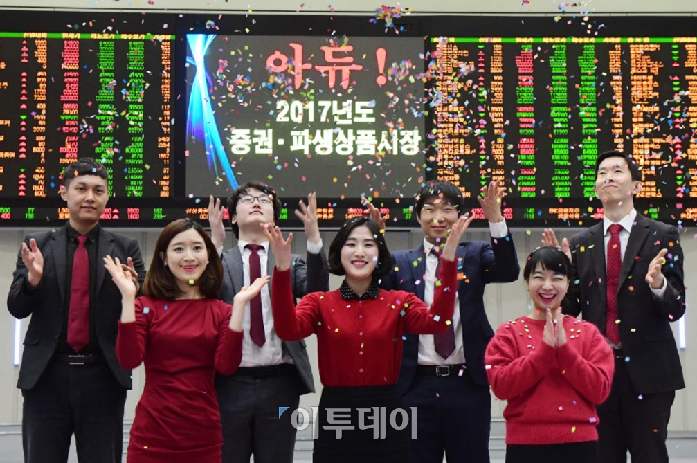 ▲2017년 증권-파생상품시장 폐장일인 28일 서울 여의도 한국거래소 홍보관에서 직원들이 색종이를 날리며 올해 마지막장을 기념하고 있다. (고이란 기자 photoeran@)