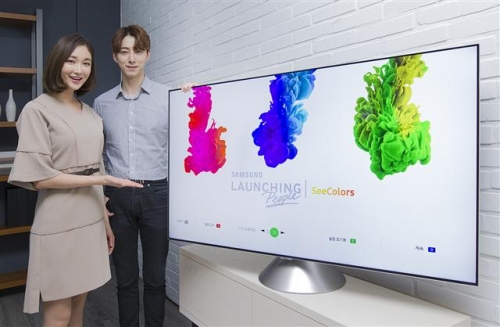 ▲삼성전자 모델들이 삼성 스마트 TV로 색각이상자를 위한 씨컬러스 앱을 소개하고 있다. 사진제공 삼성전자