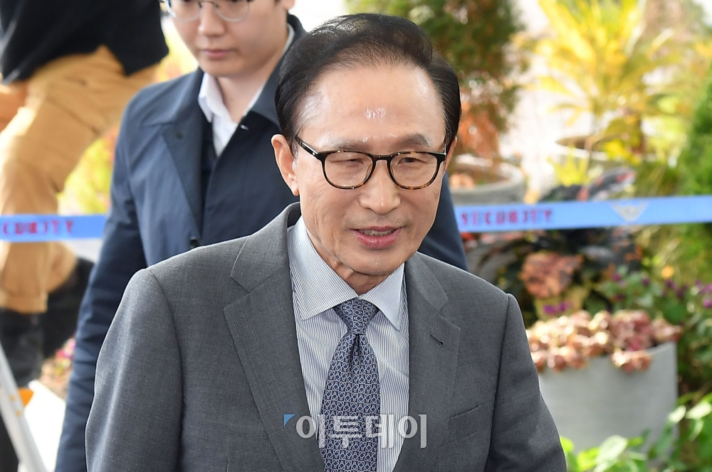 ▲이명박 전 대통령이 12일 인천국제공항을 통해 바레인으로 출국하기에 앞서 '적폐청산'에 대한 입장을 밝히기 위해 포토라인으로 향하고 있다. 이 전 대통령은 "지난 6개월 간 적폐청산을 보면서 개혁이냐, 감정풀이냐 정치보복이냐는 의심이 들기 시작했다" 며 "새 정부에 기대를 하고 있었지만 오히려 사회의 모든 분야가 갈등과 분열이 깊어졌다고 생각해 많은 걱정을 하고 있다"고 말했다. 이동근 기자 foto@(이투데이DB)