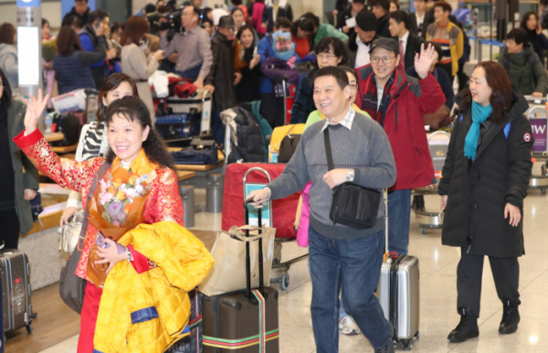 ▲중국인 단체 관광객들이 2일 오후 인천국제공항을 통해 입국하고 있다.(사진=뉴시스)