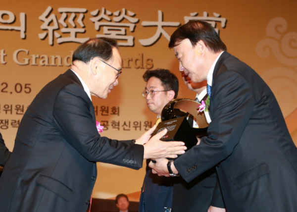 ▲김상철 한컴그룹 회장(오른쪽)이 ‘2017한국의경영대상’에서 대상을 수상하고 있다. (한글과컴퓨터)