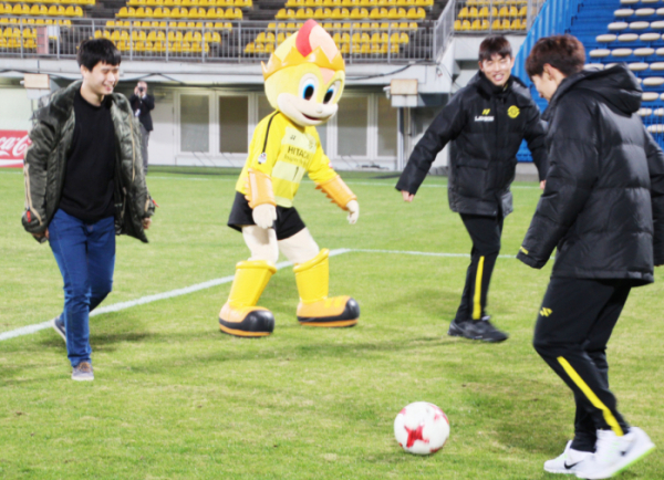 ▲김보경과 윤석영이 오종석 군에게 축구 기술을 가르쳐 주고 있다.(사진제공=서울특별시장애인복지시설협회)