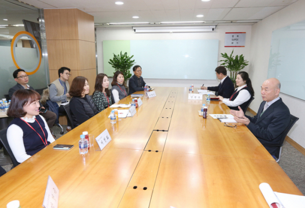 ▲이효성 방송통신위원장이 14일 구로에 위치한 SKT 고객센터 현장을 방문해 고객상담 직원들과 이야기를 나누고 있다. (사진제공= 방통위)