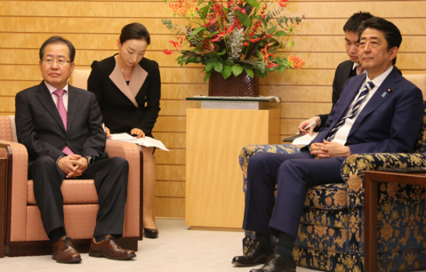 ▲일본을 방문 중인 자유한국당 홍준표 대표가 14일 오후 일본 도쿄 총리 관저에서 아베 신조(安倍晋三) 일본 총리를 면담하고 있다. 2017.12.14 (자유한국당 제공 )