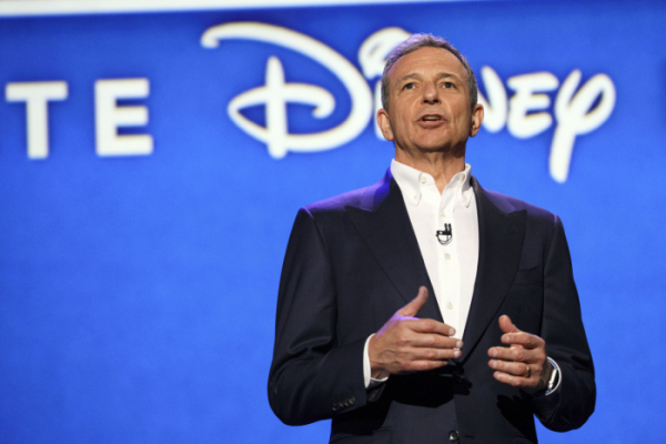 ▲로버트(밥) 아이거 월트디즈니 CEO가 7월 14일(현지시간) 미국 캘리포니아 주 애너하임에서 열린 디즈니 레전드 시상식에서 연설하고 있다. 블룸버그