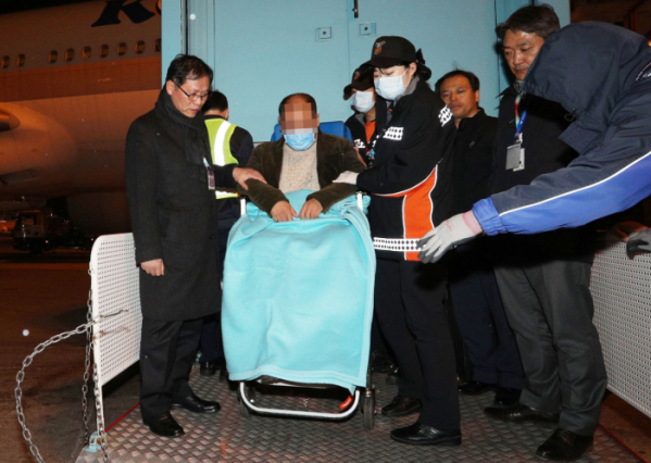 ▲문대통령 순방중 중국측 경호원에게 집단 폭행을 당한 한국 사진기자들이 15일 인천국제공항을 통해 입국하고 있다.(사진공동취재단)