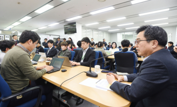 ▲김동연 부총리가 21일 정부세종청사 기재부 기자실에서 간담회를 열고 내년도 경제정책방향을 설명하고 있다.(기획재정부)