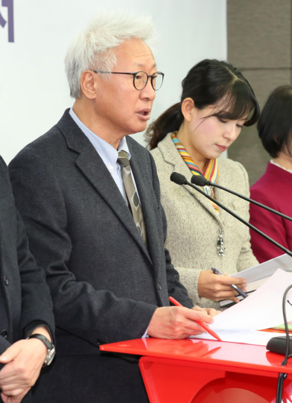 ▲류석춘 자유한국당 혁신위원장이 20일 오전 서울 여의도 당사에서 국회의원들의 특권과 관련된 혁신안을 발표하고 있다. 2017.12.20(연합뉴스)