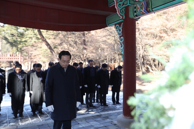 ▲1월 1일 우리은행 손태승 은행장을 비롯한 전임원이 우리은행의 전신인 대한천일은행의 기틀을 마련한 고종황제의 묘소가 있는 경기도 남양주시 홍류릉을 찾아 참배하고 있다(우리은행)