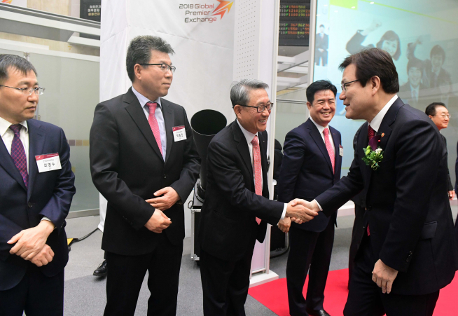 ▲최종구(오른쪽) 금융위원장이 2일 오전 서울 여의도 한국거래소에서 열린 2018 신년 하례식 및 증권·파생상품 시장 개장식에서 참석자들과 인사를 하고 있다. 고이란 기자 photoeran@