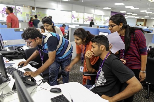 ▲인도 ‘IT 허브’인 벵갈루루에 위치한 교육 분야 IT 스타트업 ‘바이주’에서 직원들이 컴퓨터를 살펴보고 있다 블룸버그 