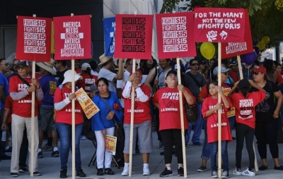 ▲지난해 9월 미국 LA에서 노동조합과 운동가들이 최저임금 인상을 요구하는 집회를 하고 있다. LA/AP뉴시스