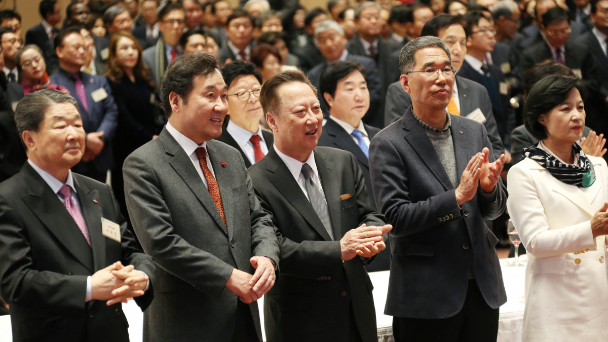 ▲대한상공회의소(회장 박용만)는 3일 오후 코엑스에서 ‘2018년 경제계 신년인사회’를 개최했다. 이낙연 국무총리와 박용만 대한상의 회장이 참석자들과 박수를 치고 있다.(앞줄 왼쪽부터 구본준 LG그룹 부회장, 이낙연 국무총리, 박용만 대한상의 회장, 김주영 한국노총 위원장, 추미애 더불어민주당 대표)(대한상의)
