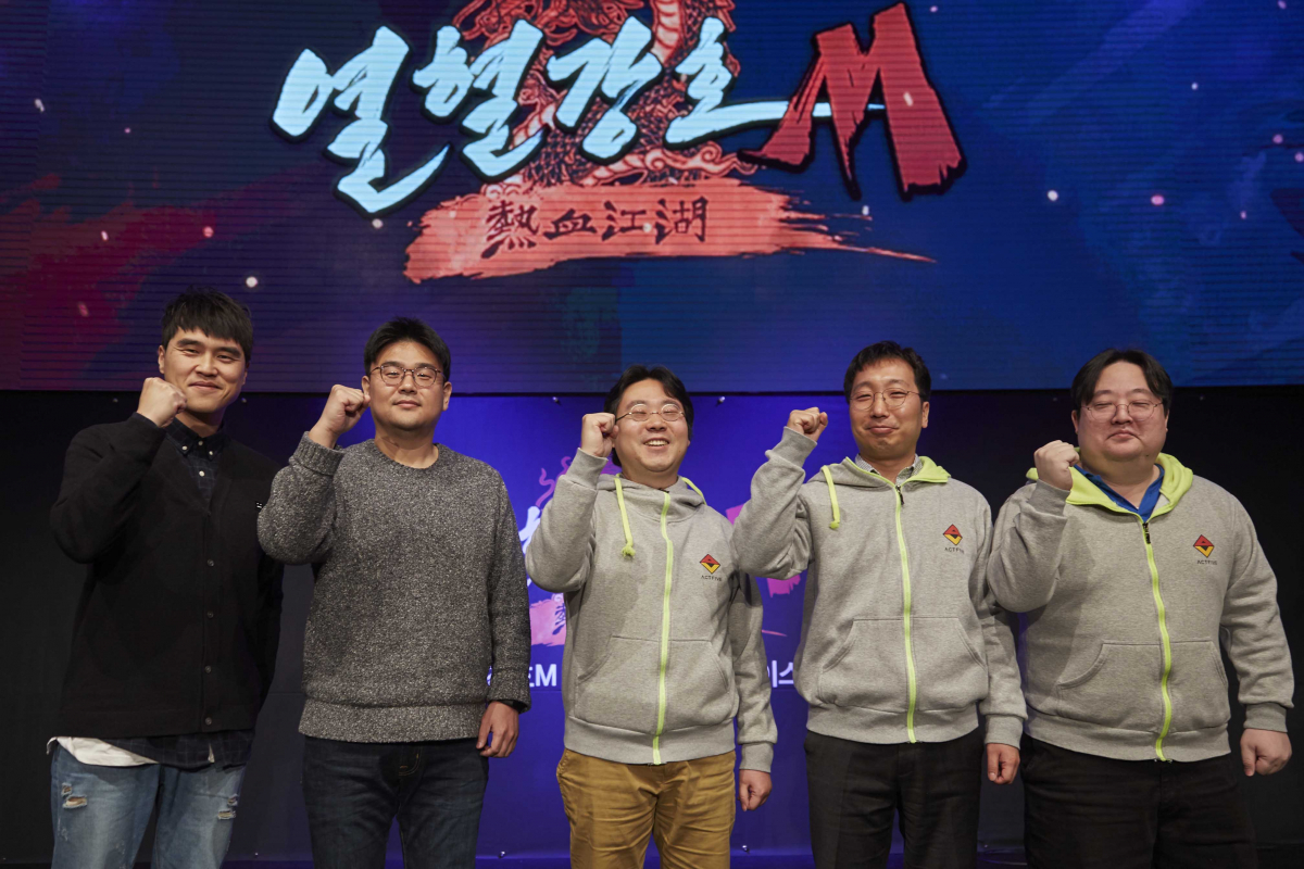 ▲왼쪽부터 넥슨 최성욱 사업실장, 노정환 본부장, 액트파이브 정순렬 대표, 이호준 실장, 민기홍PD가 기념촬영을 하고 있다. (넥슨)