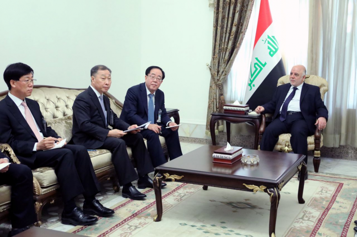 ▲최광호 한화건설 대표이사(좌측 3번째) 및 임직원들이 하이데르 알 아바디 이라크 총리(우측 첫번째)를 예방하고 비스마야 신도시 사업과 관련해 면담하고 있다.(사진=한화건설)