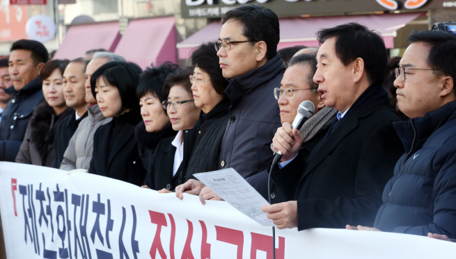 ▲4일 오후 자유한국당 김성태 원내대표 등 당 관계자들이 29명의 목숨을 앗아간 충북 제천 스포츠센터 화재현장 앞에서 진상규명을 촉구하는 기자회견을 열고 있다. 2018.1.4(연합뉴스)