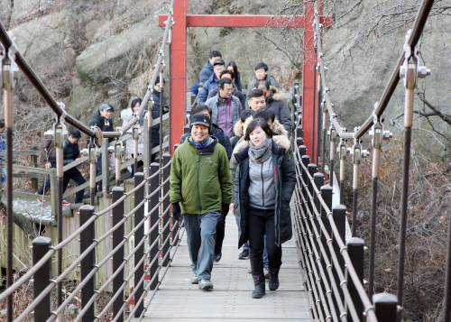 ▲지난 5일 이진성 헌법재판소장(왼쪽)이 출입기자들과 인왕산길을 걷고 있다. (제공=헌법재판소)