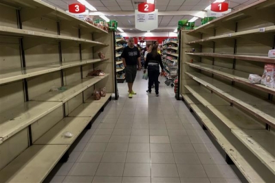 ▲6일(현지시간) 베네수엘라 카라카스의 한 슈퍼마켓에서 사람들이 식료품을 구하고 있다. 카라카스/EPA연합