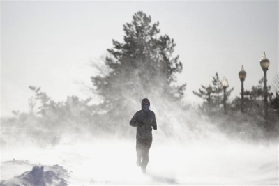 ▲미국 뉴저지 주 저지 시에 6일(현지시간) 눈이 쌓여있는 가운데 한 시민이 조깅을 하고 있다. 미국은 최근 기록적인 한파에 시달리고 있다. 저지/AP뉴시스  