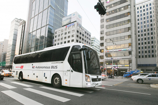 ▲KT 대형 자율주행버스가 5일 서울 도심지역을 자율주행으로 시범 운행하고 있다.(사진제공= KT)