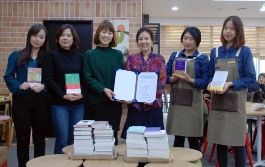 ▲KT스카이라이프 직원들이 '사랑의 책 모으기’ 장서 기증을 한 후 기념촬영을 하고 있다.(사진제공= KT스카이라이프)