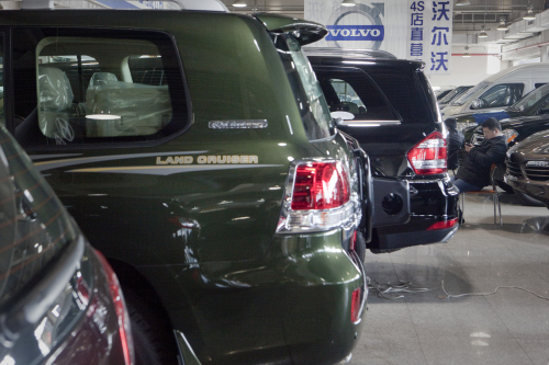 ▲중국 베이징의 한 자동차 시장에서 딜러가 고객을 기다리고 있다. 블룸버그 