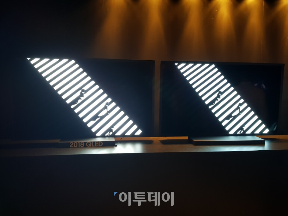 ▲삼성전자는 7일(현지시간) 미국 라스베이거스 엔클레이브 컨벤션센터에서 열린 ‘삼성 퍼스트 룩 2018’ 행사에서 경쟁사 제품인 OLED TV와 자사 QLED TV를 동시에 전시하며 영상 품질을 비교해 볼 수 있도록 했다. (오예린 기자=yerin2837@)