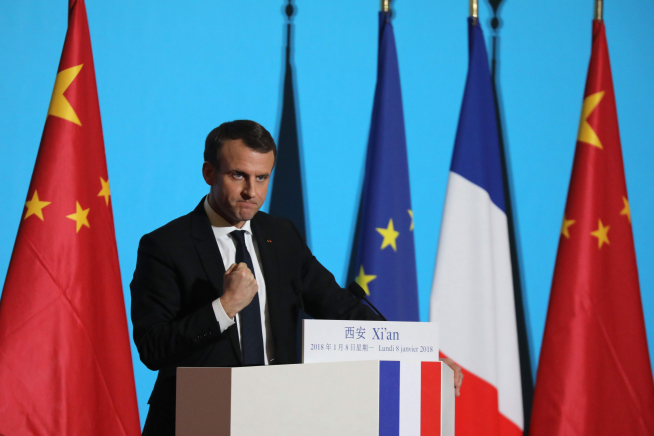 ▲에마뉘엘 마크롱 프랑스 대통령이 8일(현지시간) 중국 시안의 당나라 시대 황궁인 대명궁에서 연설하며 주먹을 불끈 쥐어 보이고 있다. 3일 일정으로 이날 중국을 방문한 마크롱 대통령은 고대 실크로드의 시발점인 시안에서 진시황 병마용과 대안탑, 대명궁을 둘러보고 시진핑 주석이 주도하는 일대일로(一帶一路:육상•해상 실크로드) 참여에 관심을 나타냈다. 다만 마크롱은 “일대일로는 속국을 만들기 위한 새로운 헤게모니의 길이 될 수는 없다”며 중국 중심의 새 국제 질서에 선을 그었다. 시안/AFP연합뉴스