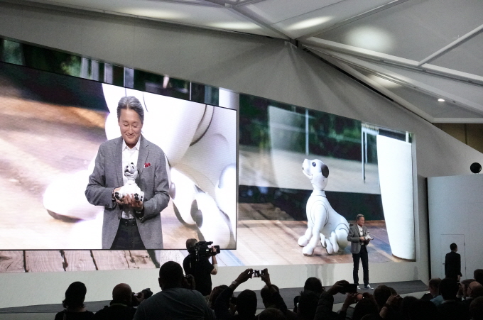 ▲히라이 가즈오 소니 사장이 8일(현지시간) 미국 라스베이거스에서 열린 CES 2018 기자간담회에서 엔터테인먼트 로봇 아이보를 소개하고 있다.(소니코리아)