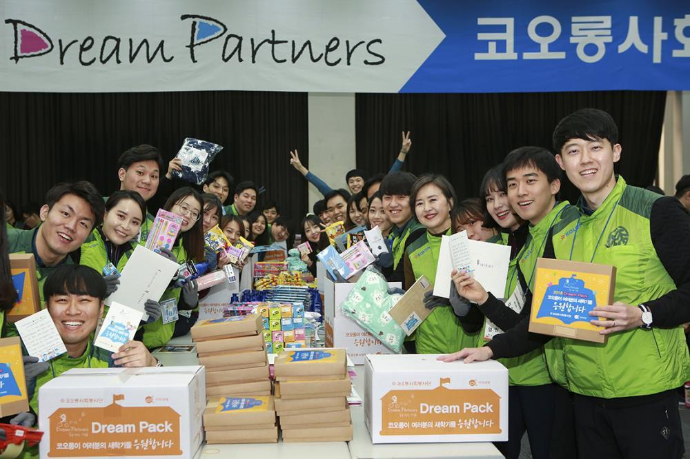 ▲서창희 코오롱사회봉사단 총단장(오른쪽 다섯번째)과 코오롱 신입사원들이 9일 경기 용인 코오롱인재개발센터에서 저소득층 아이들을 위한 신학기 용품 키트 '드림팩'을 제작하고 있다. (사진제공=코오롱)(사진제공=코오롱)